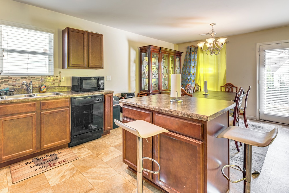 6 Mi to Atlanta Airport! Home w/ Furnished Patio