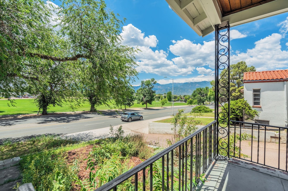 1318 E Pikes Peak