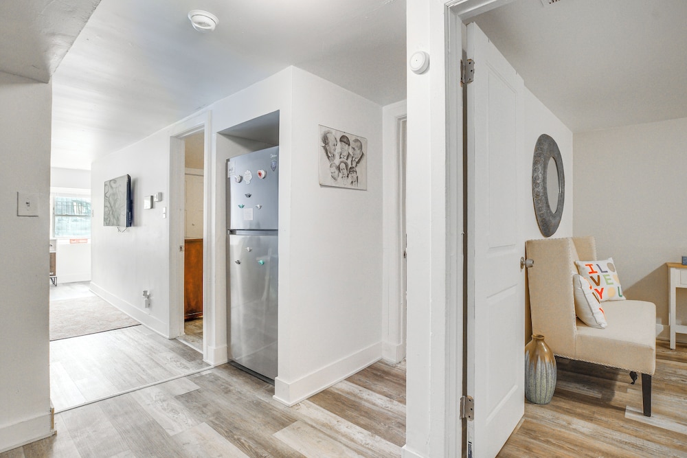 < 2 Mi to Uchicago: Pet-friendly Getaway w/ Yard