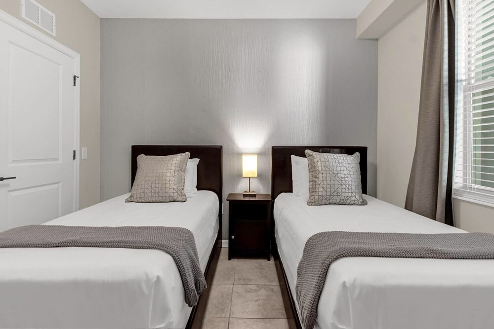 Upstay Stylish Condo w Patio Storey Lake Resort