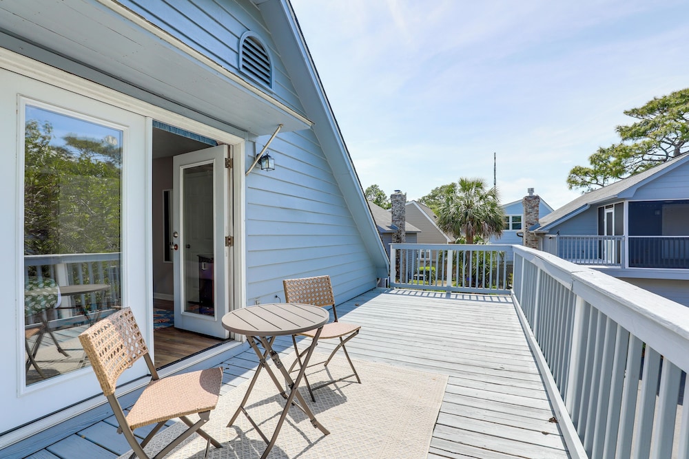 Walk to Ocean & Golf: North Myrtle Beach Home!
