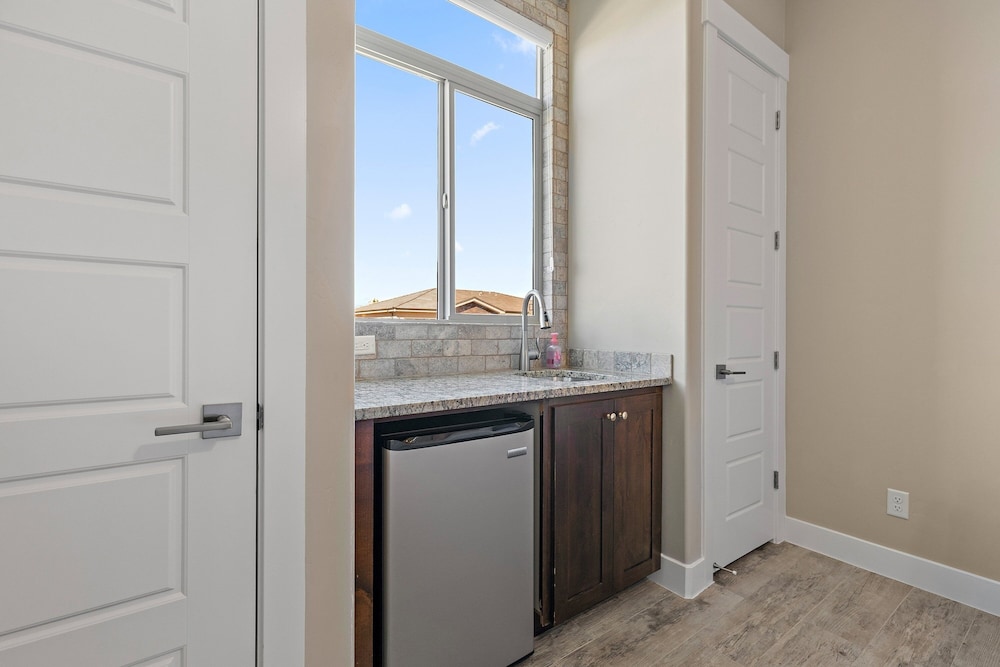 Hurricane Falls Pool, Hot Tub Plus Dog Friendly! 4 Bedroom Home