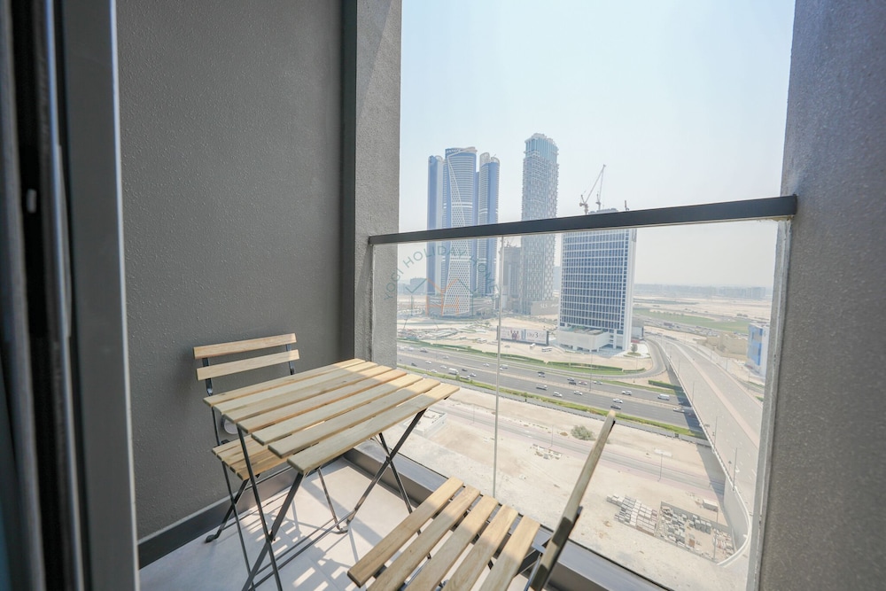 Urban Skyline City Comfort Studio