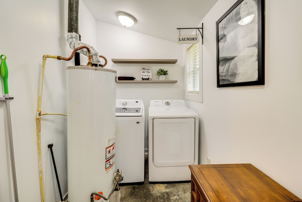 3 Mi to Mississippi Stadium: Cozy Jackson Getaway!