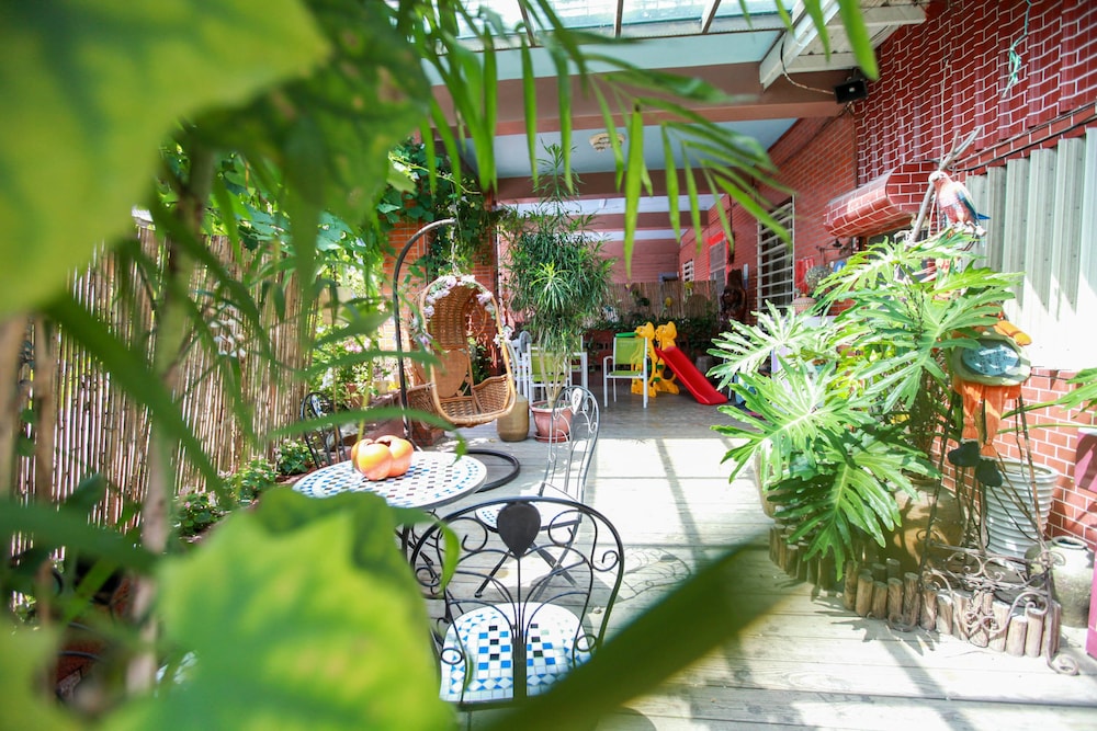 Love in Pearl Hostel