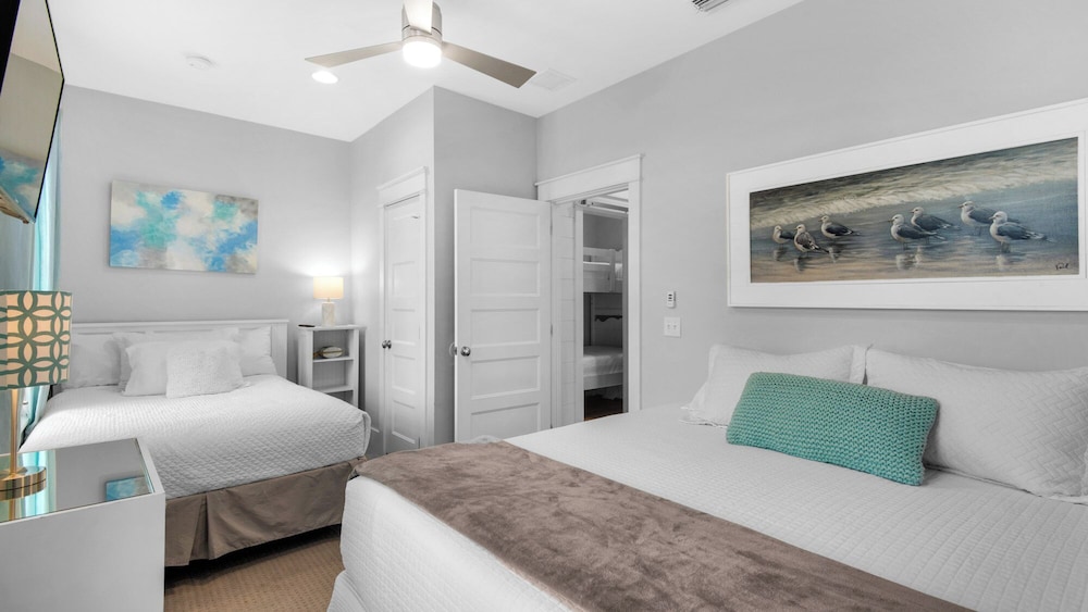 Best of Both Worlds: Pool, Golf Cart, Nearby Attractions & Steps to Beach!