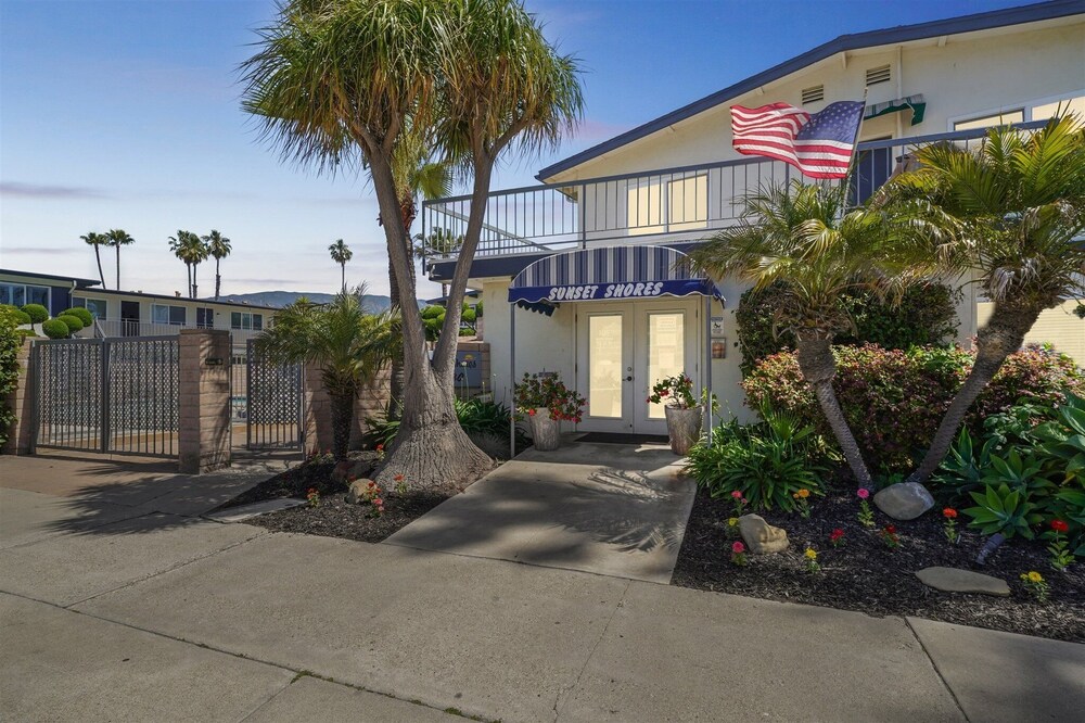 Beautiful 2 Bed Beach Condo #104 2 Bedroom Condo by RedAwning