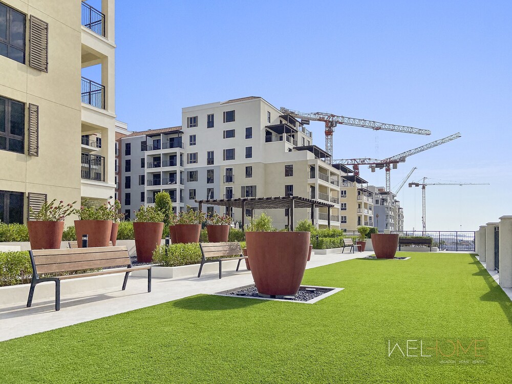 WelHome - Mesmerizing Sea & Burj Khalifa Views Apt at La Voile