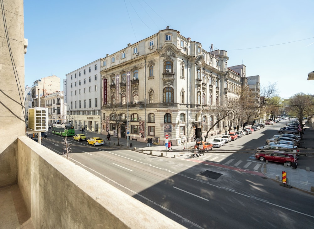 Refined & Spacious 3-Bedroom Flat Near Cismigiu, Balcony with Boulevard Views