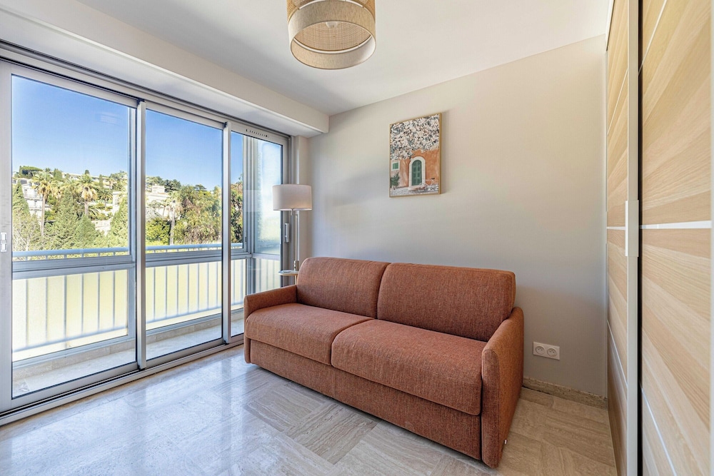 Bright Apartment With Sea View