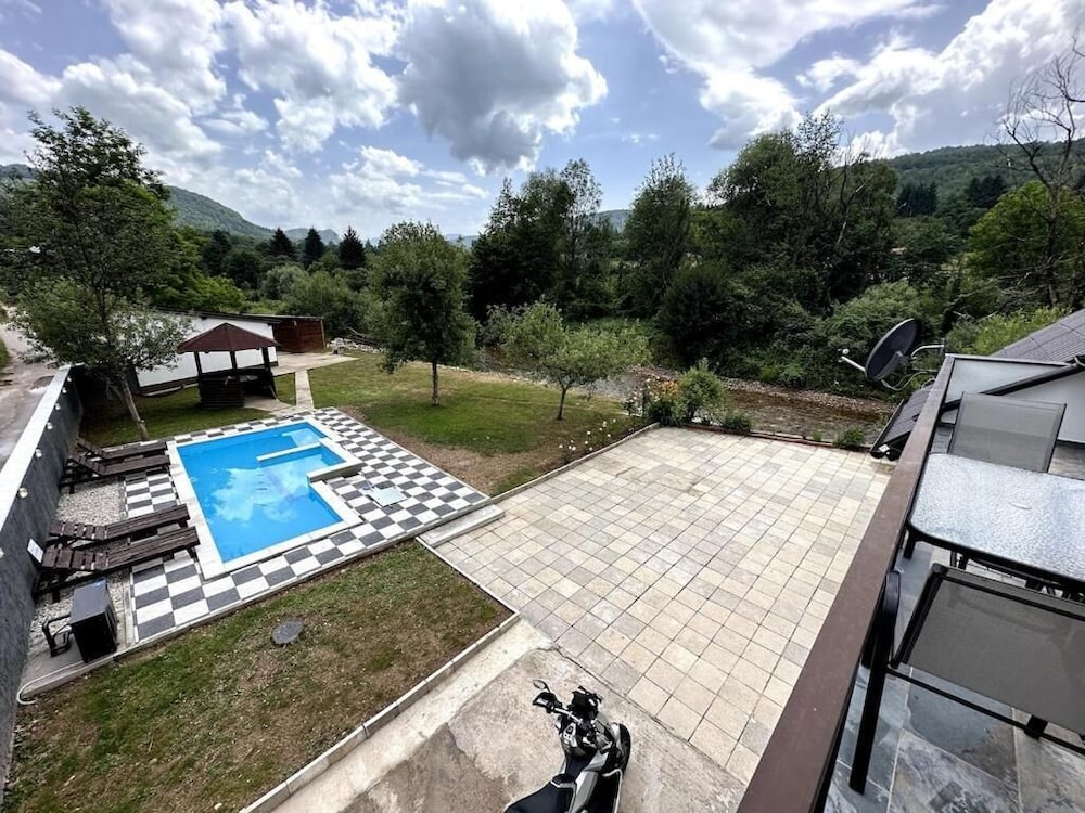 Rijeka Villa-Spacious 4BR with Pool