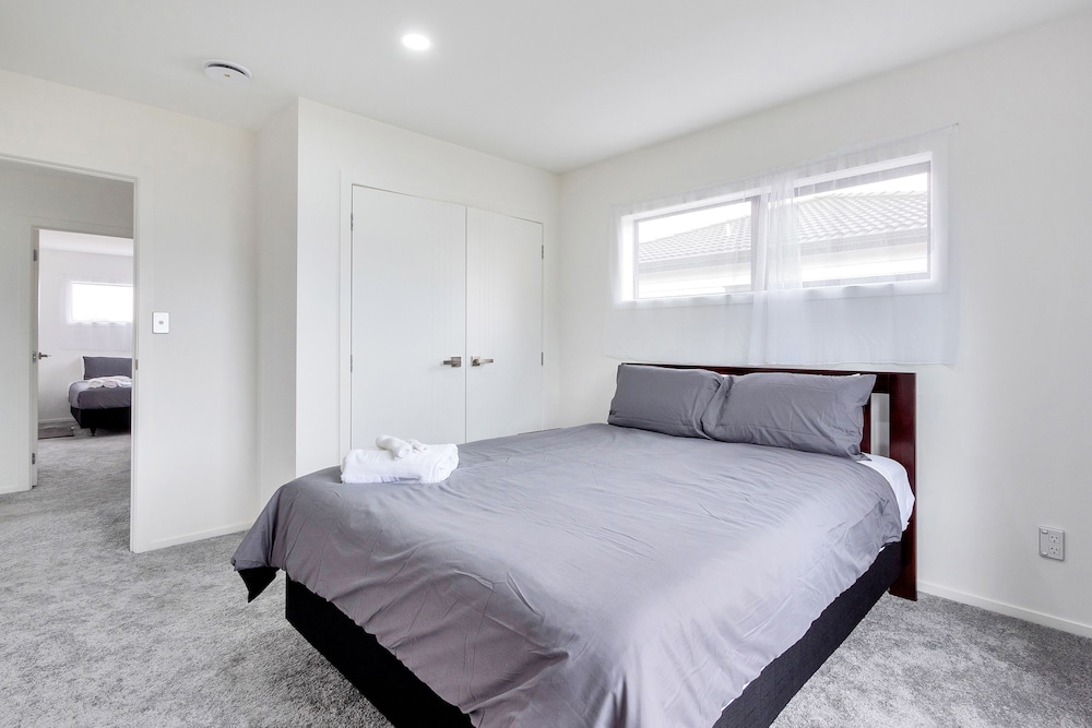 Superb Holiday Home near Airport view 4