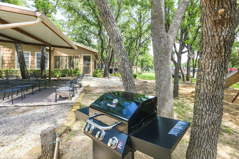 Family Home on Lake Bridgeport: Pets Welcome!