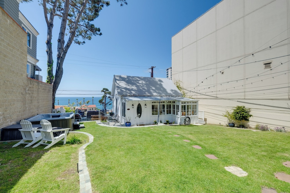 Walk to La Jolla Cove: Dtwn Cottage w/ Ocean View!