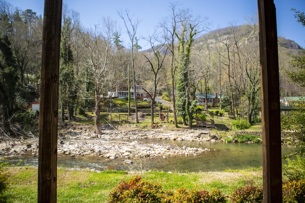The Chimney Rock Inn & Cottages