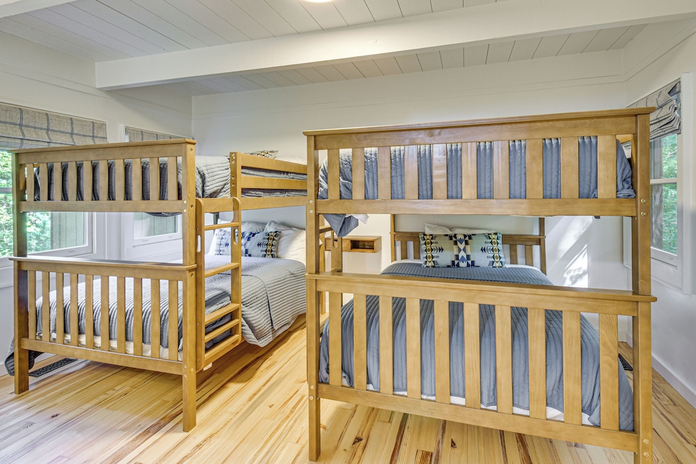 Newly Renovated: Pet-friendly Sapphire Retreat!