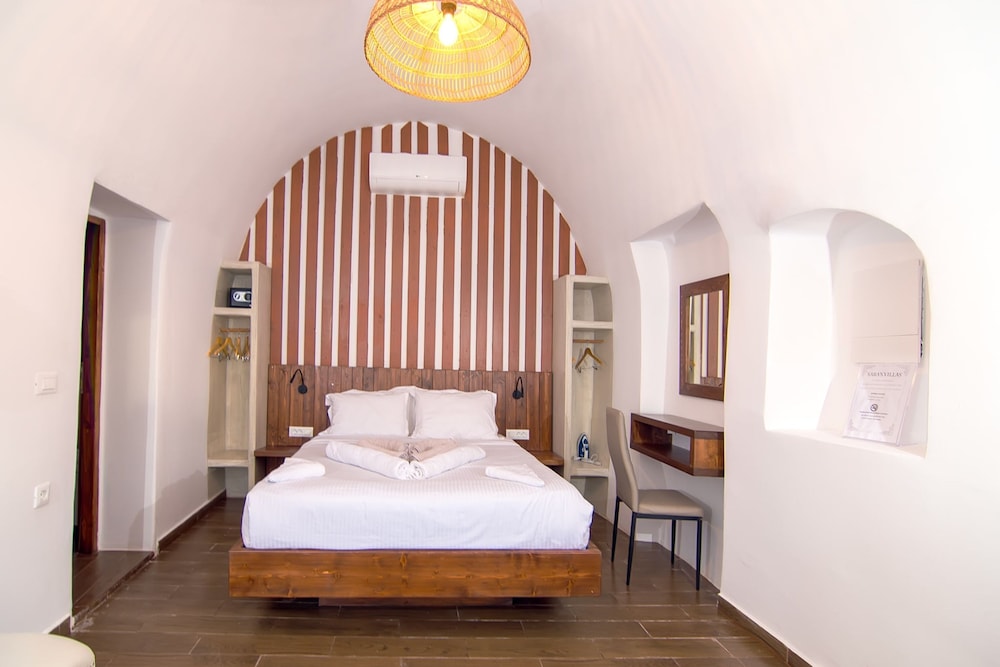 Santorini Rooftop Hot Tub Suite w Panoramic Views