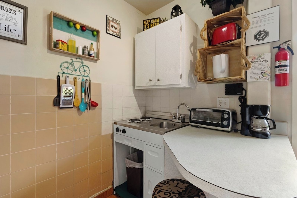 1BR Pet-friendly Studio Parking & Backyard BBQ