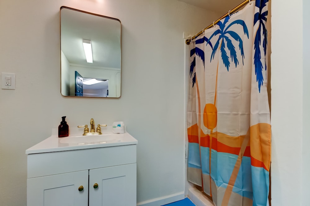 Simple Modern Gem 2 Blocks to Beach Pet Friendly