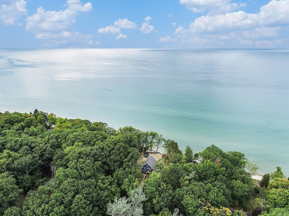 Overlooking Shoreline 2BDR Chalet 18396