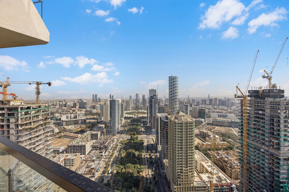 Chic 1BR Retreat with Pool & Balcony JVC