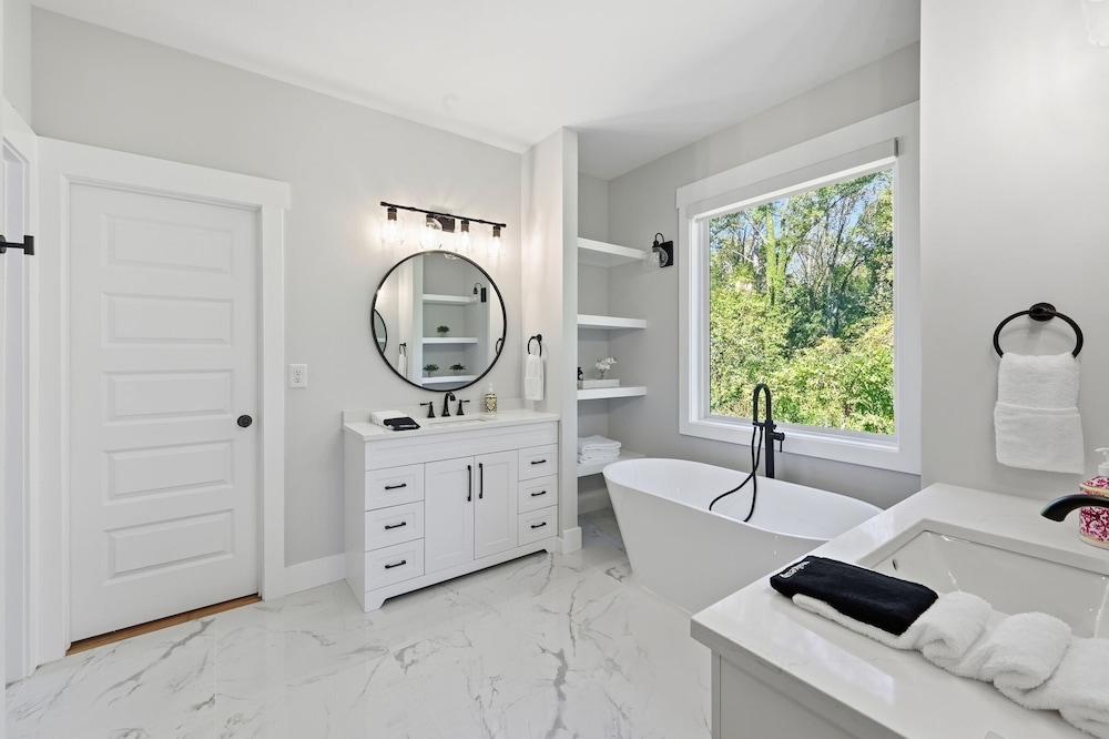 New! Modern Luxurious Woodland Retreat 5 Bedroom Home