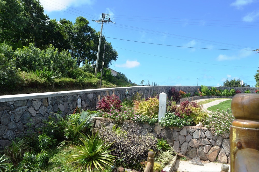 Domaine Les Rosiers Guest House