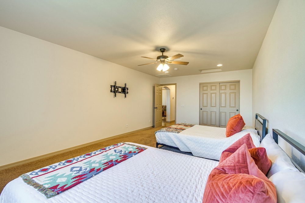 Putting Green & Mtn View: Lake Havasu City Home! view 4
