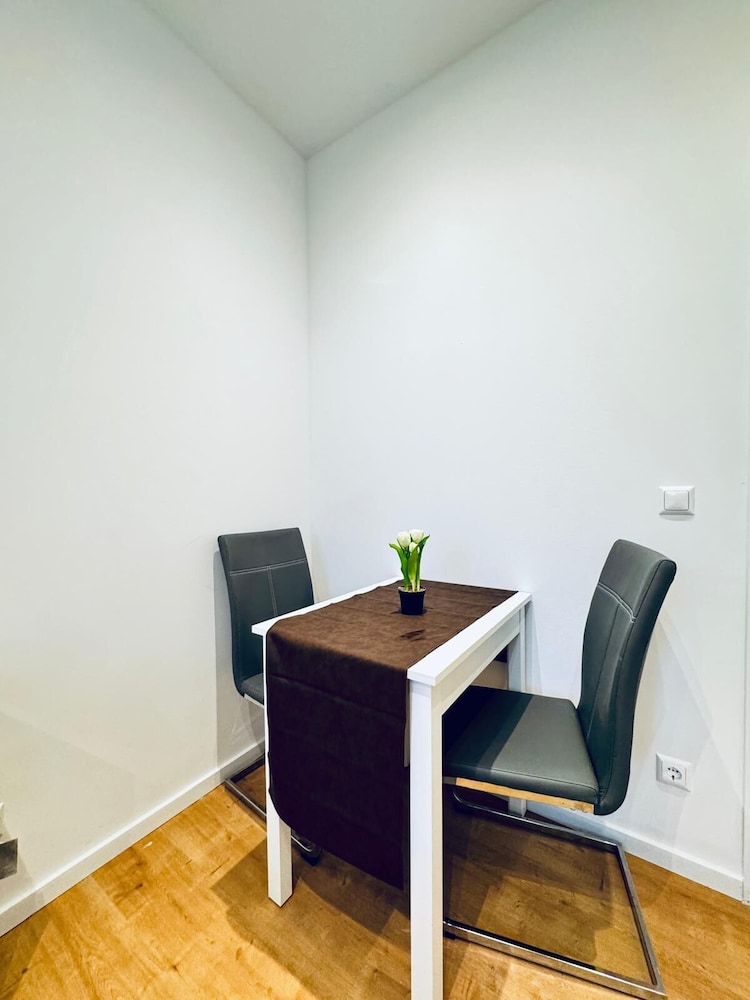 Lovely 4BR Apt Near Kaufpark Alterlaa