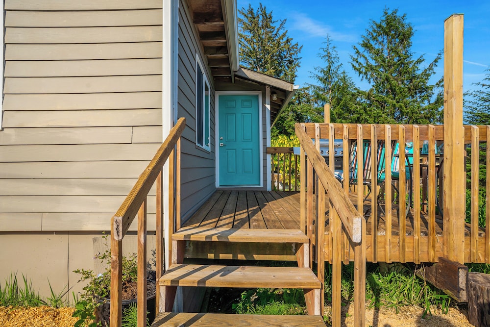 6 Mi to Main St: Oceanfront Cottage in Ketchikan