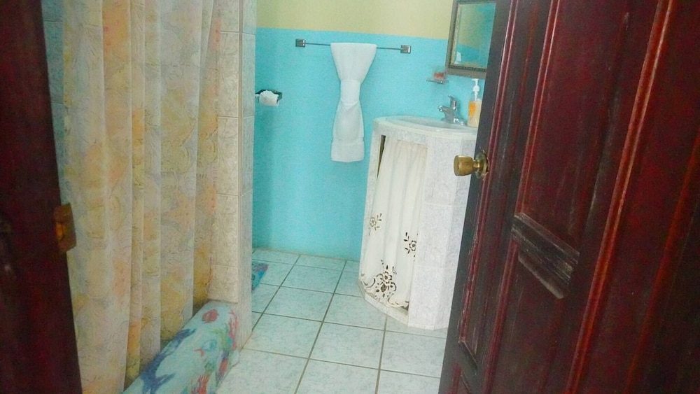 See Belize Waterside Sea View 2-bedroom Apartment w Balcony, Pool & Deck 2nd FL