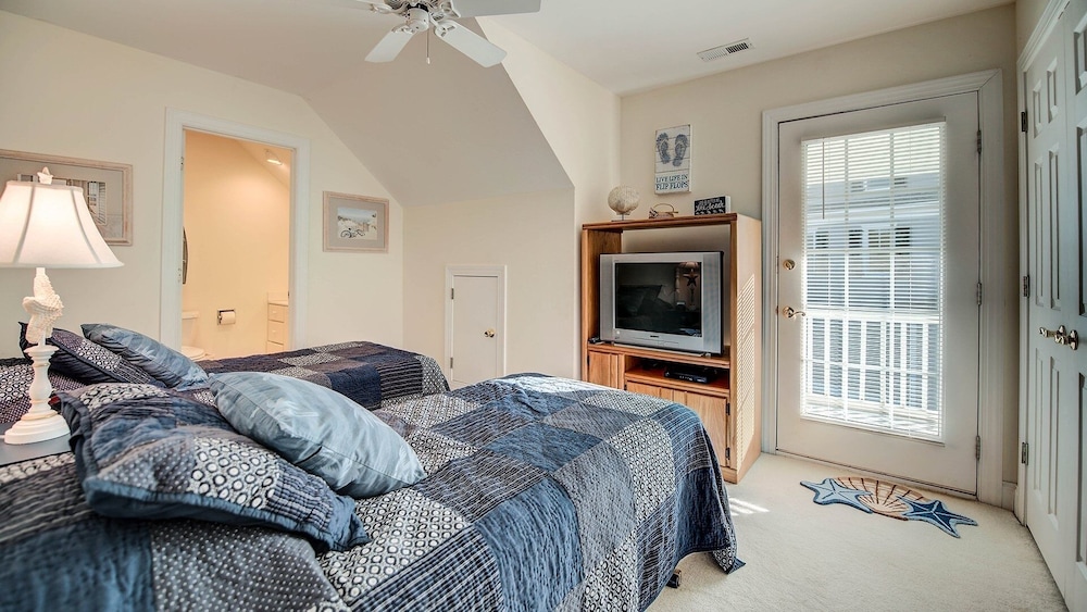 Inviting Beach Retreat With Wonderful Lake Views To Relax And Enjoy 5 Bedroom Home by Peace Vacations