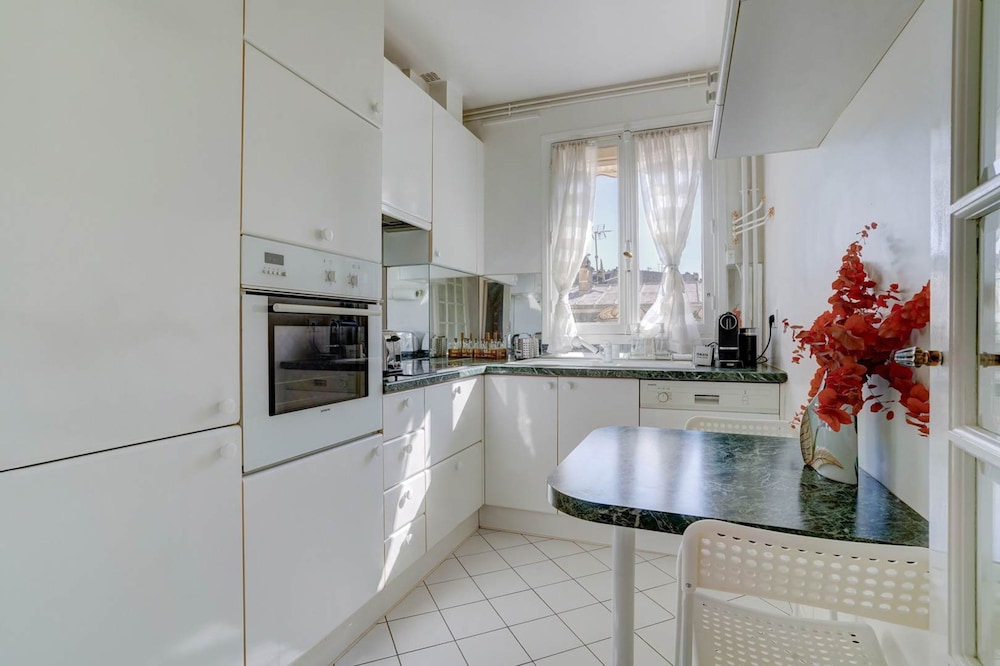 Passy Glow 2BR Home in the 16th Arrondissement