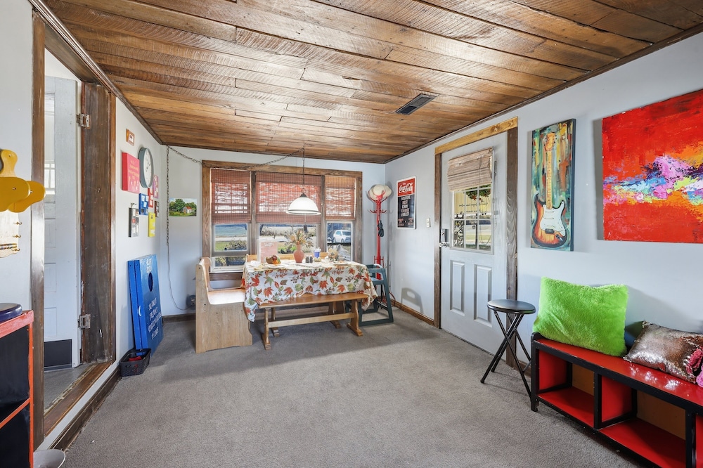 Cozy Country Retreat Hot Tub, Fire Pit & Guitars 2 Bedroom Home