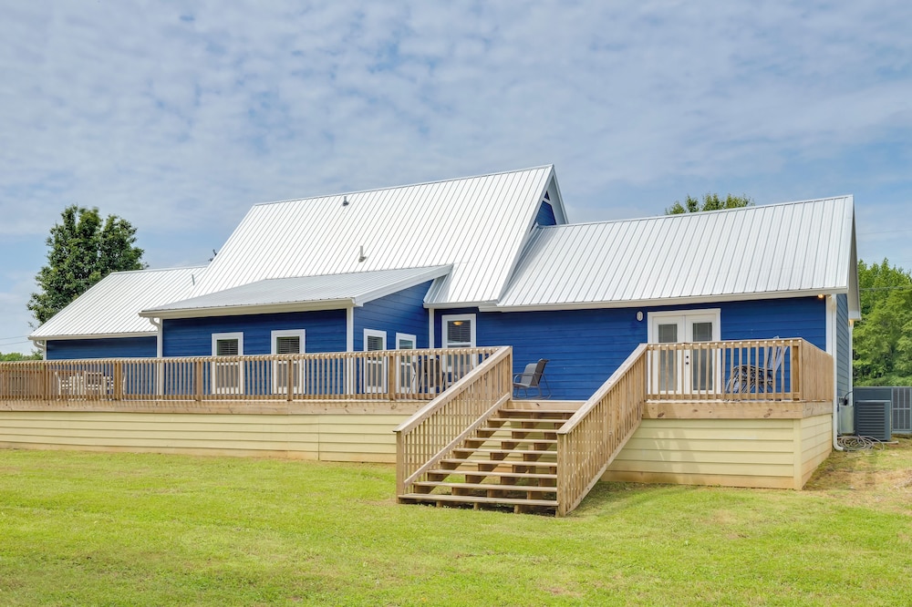 Group Getaway: Lakefront Retreat in Fayetteville!