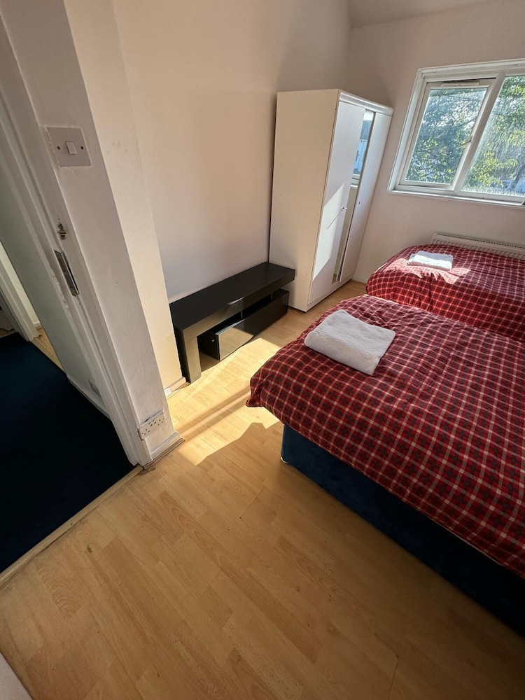 3BR Home Near Hounslow West Tube Station