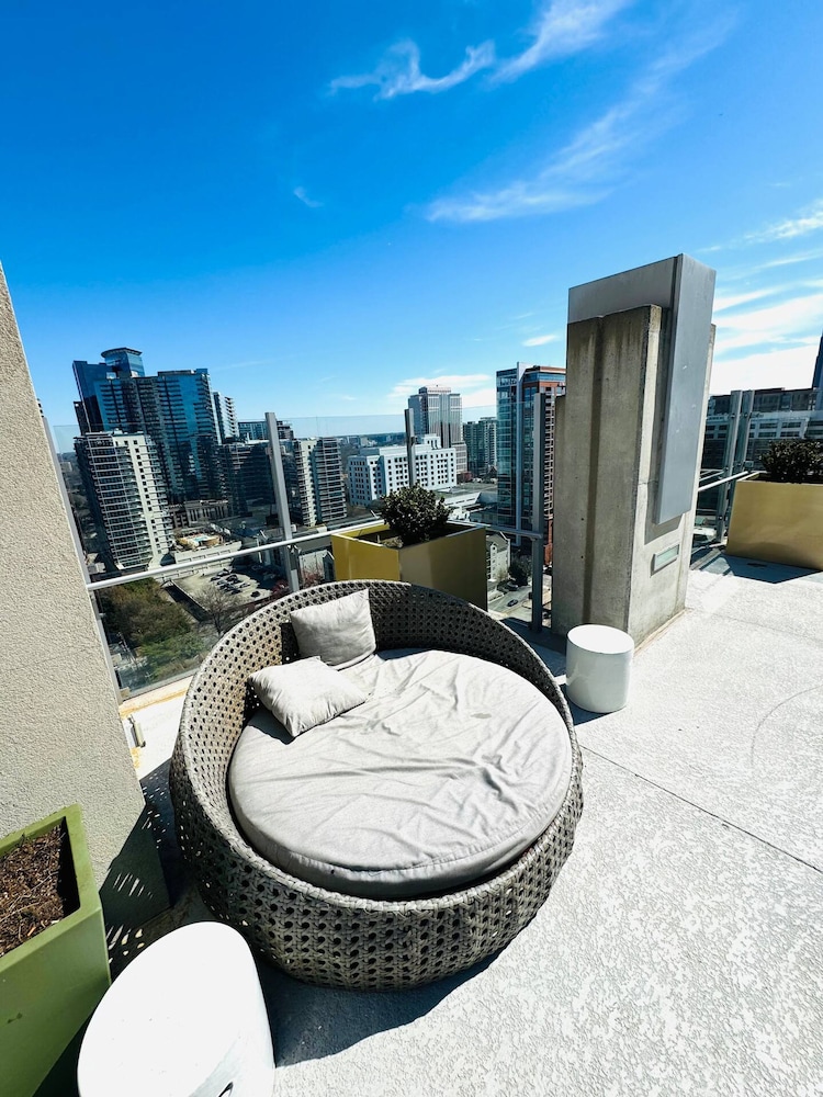 Highrise Balcony Rooftop Pool Gym Free Parking