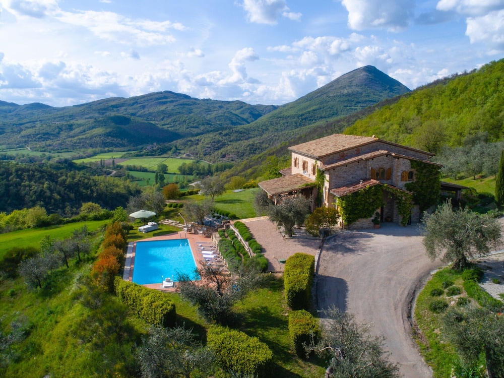 Villa in Umbria With Private Pool & Valley Views view 3