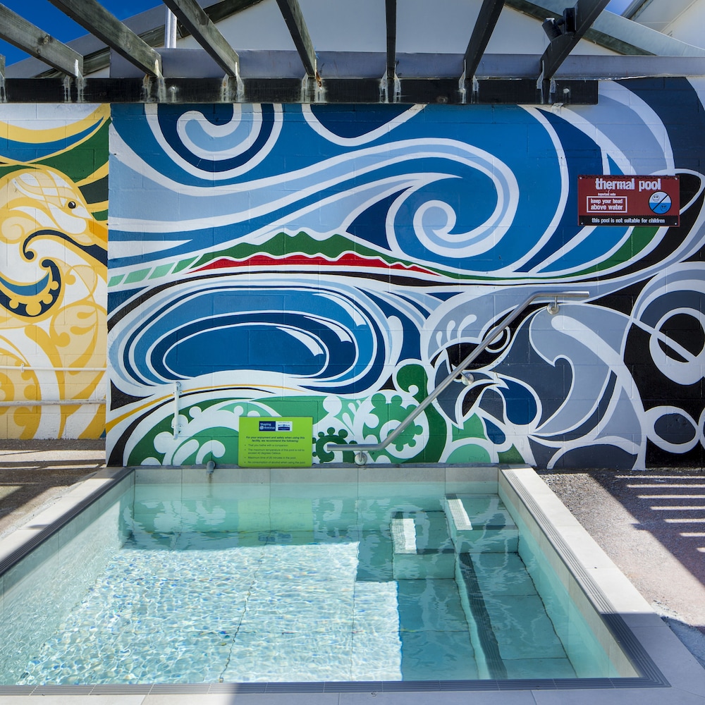 Four Canoes Hotel