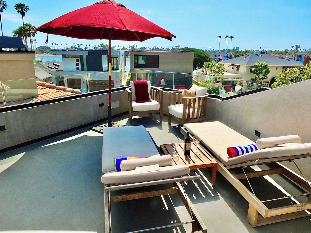 Naples Luxury Retreat - 3 BDR Stay for 6 With Rooftop Patio