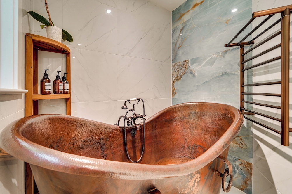 13 Mi to Shenandoah NP: Serene Mtn-view Hideaway
