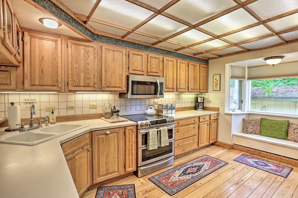 Vibrant 3BR Near Downtown w/ Fireplaces