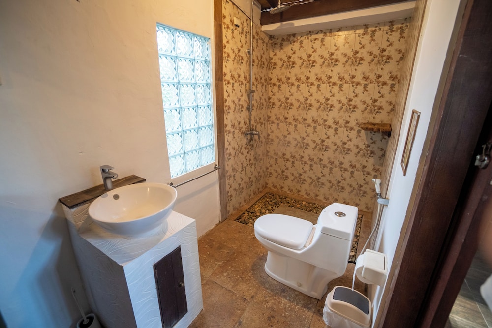 Room-cozy 2-bedroom Lumbung Cabin in San