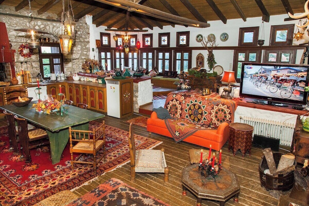 260m2 Unique Mountain House in Lilea Parnasos