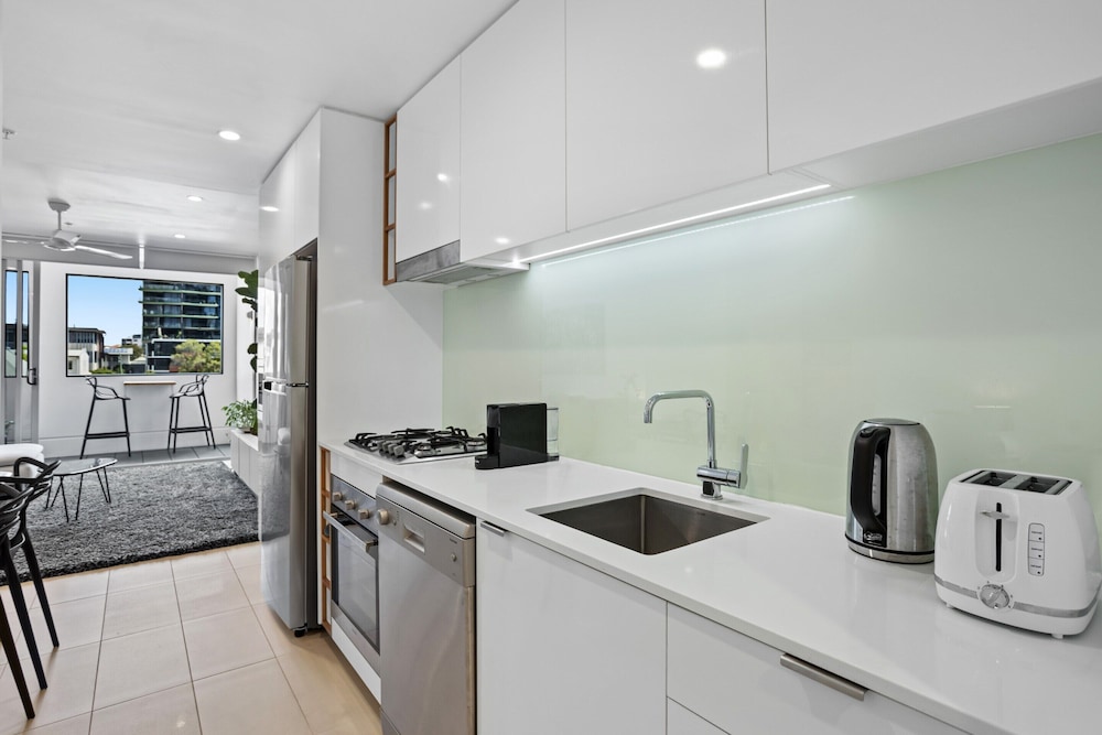 Stellar Location With Parking, Pool & Gym Access