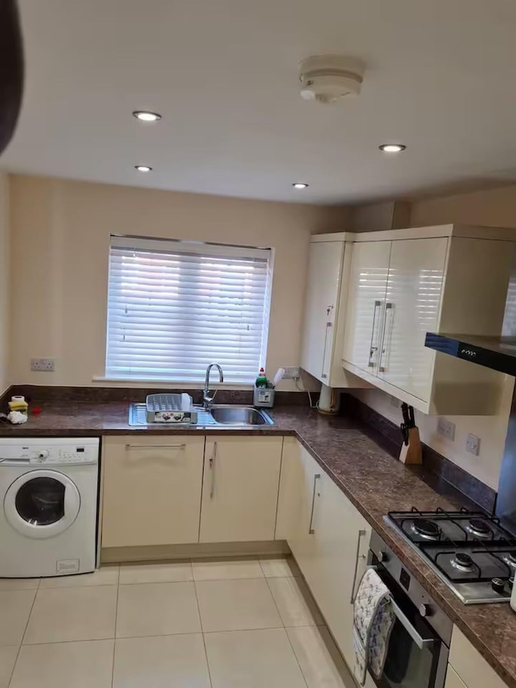 Spacious 3-bed House - Sleeps 8, Garden & Parking