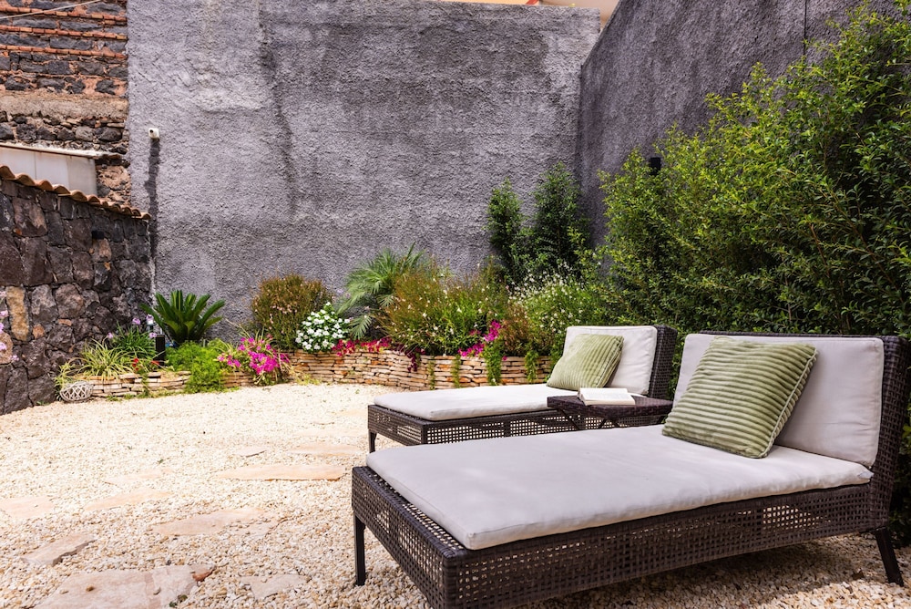 Leone Apartment With Garden by Wonderful Italy