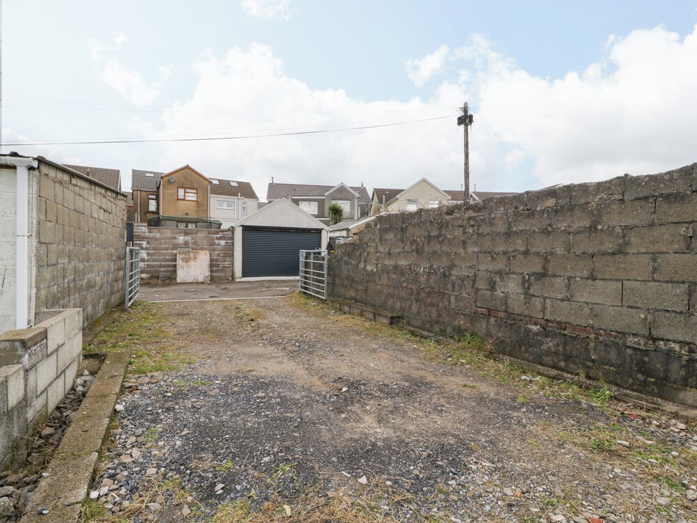 32 Bridgend Road