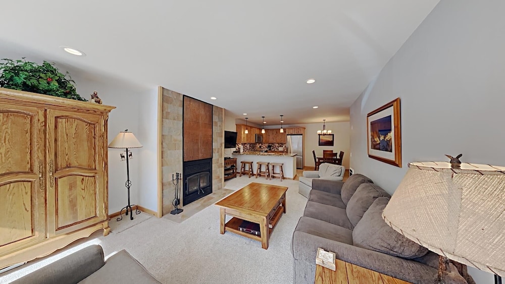 Stay mountainside! One Bedroom Condo Just Steps to the Mountain and 1 Mile to the Village at Mammoth by RedAwning view 5