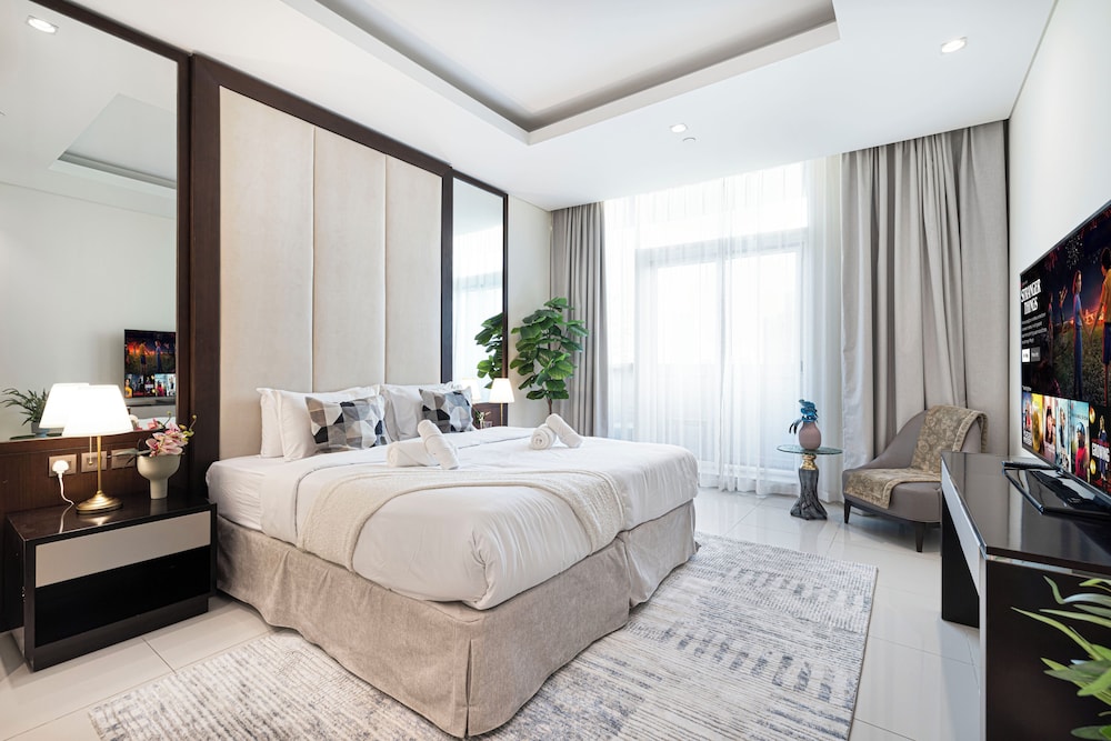 DAMAC Suites by Hostiva – Burj & Fountain